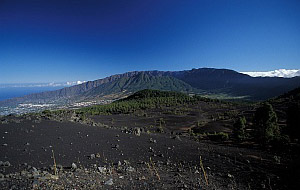 Blick zur Caldera auf der Zufahrt zum Refugio El Pilar
