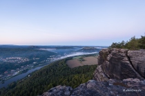 Blick nach Südwesten zum Pfaffenstein und zur Festung Königstein, Lilienstein, Sachsen, Deutschland, 08.09.2020 © by akkifoto.de