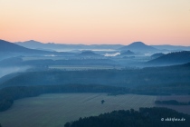 Felder bei Kleinhennersdorf, Sonnenaufgang, Lilienstein, Sachsen, Deutschland, 08.09.2020 © by akkifoto.de