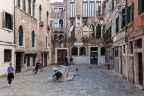 Zisterne und Platz einer Insel, Venedig, Italien, 07.04.2019 © by akkifoto.de